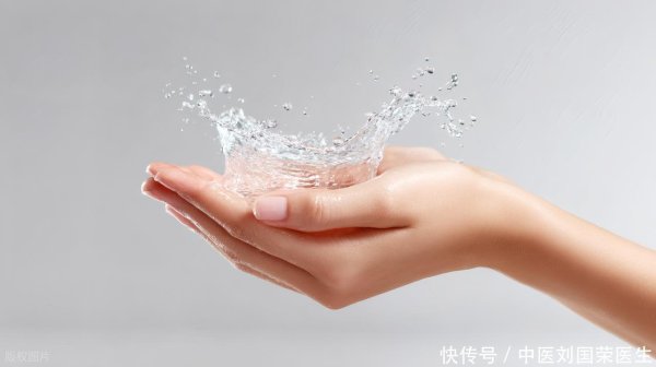 富腾优配  年纪大了要少喝水？医生提醒：70岁后，喝水多注意这“3个细节”